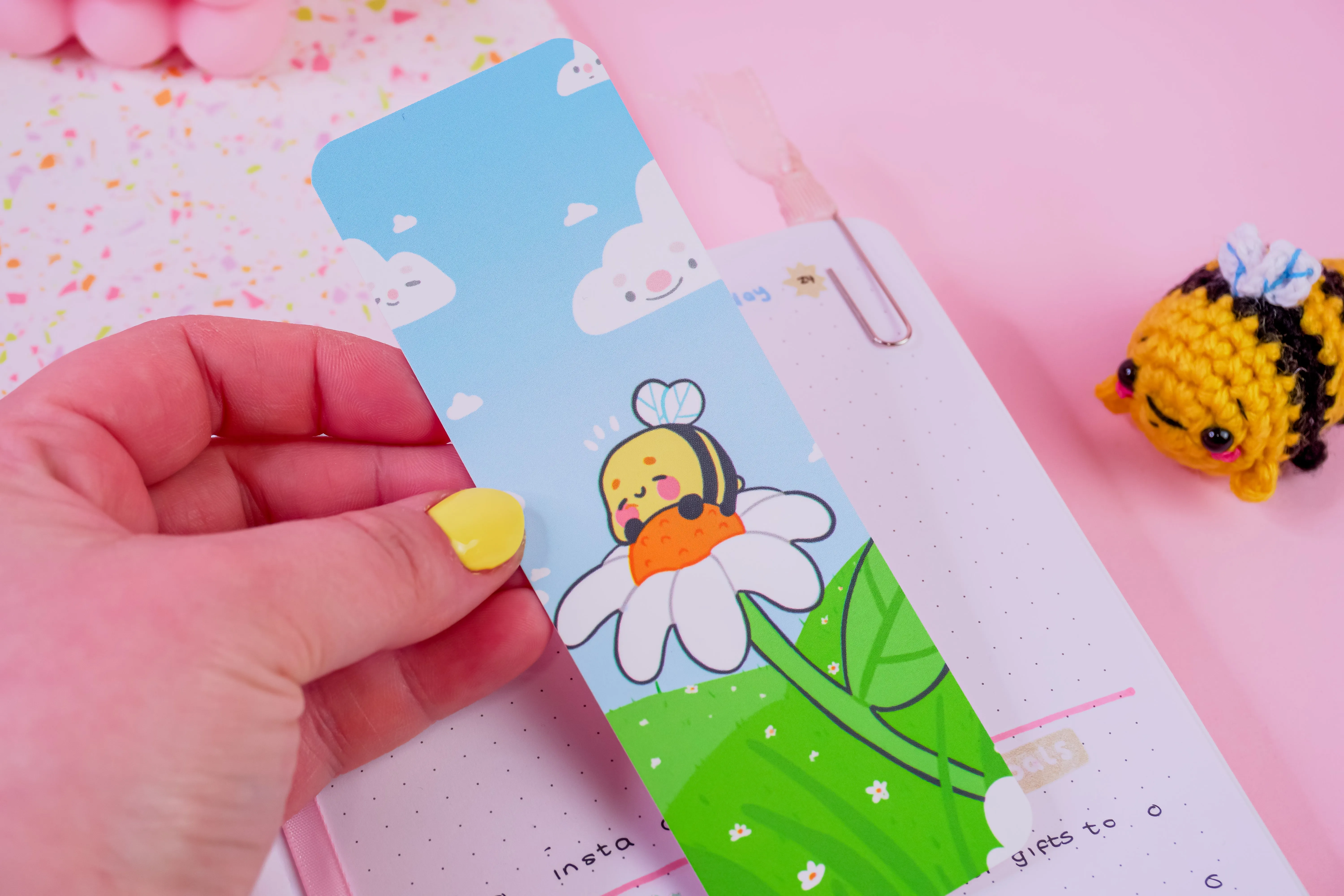Bumblebutt Bee Bookmark | Cute Kawaii Vinyl Bookmark for Book Lovers & Bookish Stationery Gift